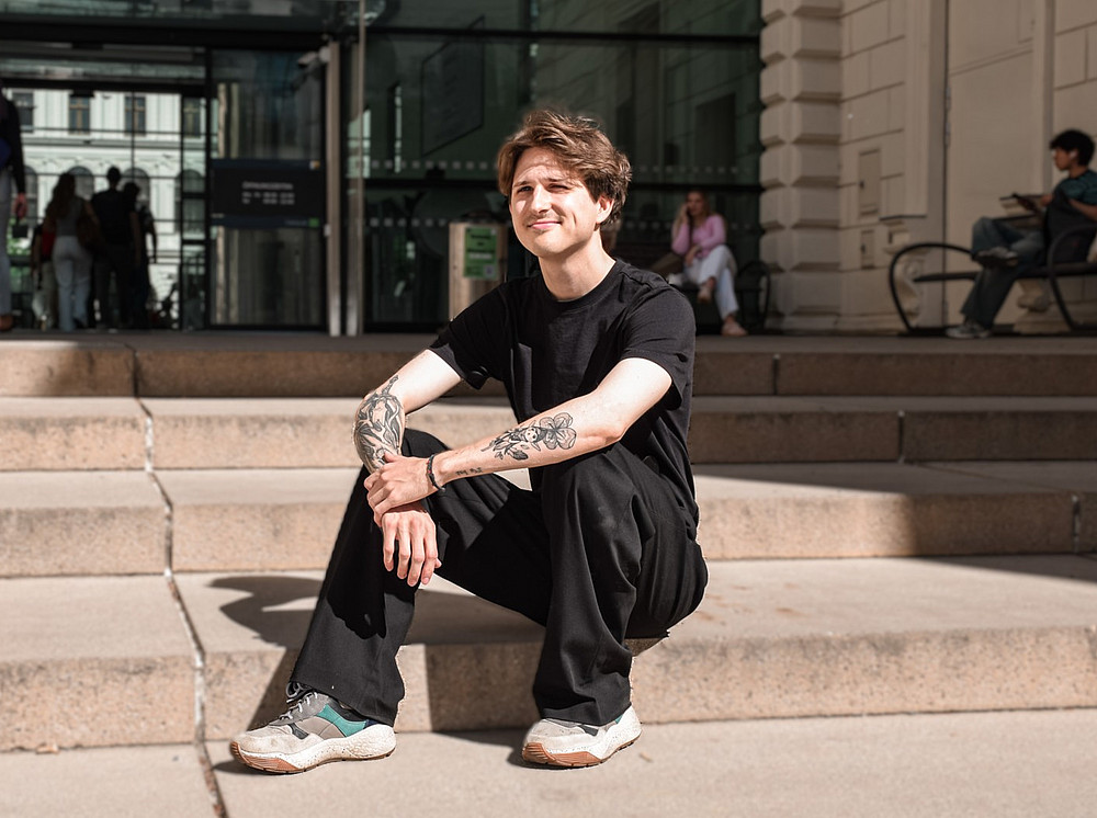 Finn Markart auf den Stufen vor der Grazer Uni Bibliothek ©Ulrike Freitag, Uni Graz