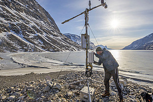 Jakob Abermann bei Messungen am Gletscher in Grönland.