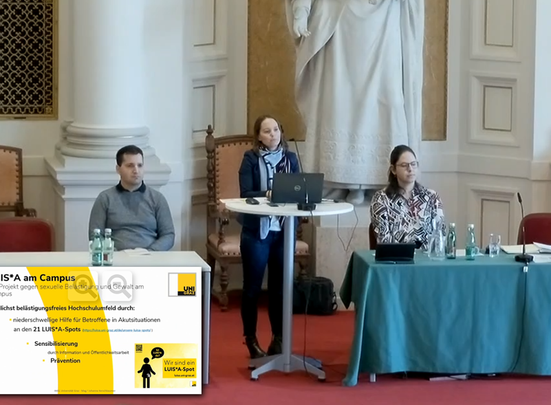 Drei Personen in der Grazer Aula sitzen bzw. stehen an einem Pult und Tisch, um im Rahmen des Sicherheitstages Projekte vorzustellen ©Magdalena Laura Halb