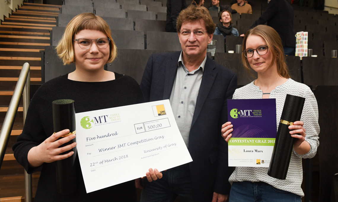 Kathrin Trattner (links) und Laura Marx waren die großen SiegerInnen bei der Three Minute Thesis an der Universität Graz. Vizerektor Peter Scherrer unterstrich zu Beginn die Wichtigkeit solcher Veranstaltungen. Fotos: Uni Graz/Tzivanopoulos