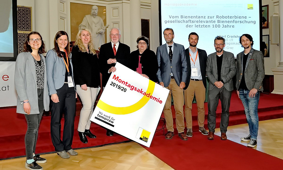 Eröffneten gemeinsam das neue Studienjahr der Montagsakademie (v. l.): 1. Stv. Vorsitzende ÖH Uni Graz Viktoria Wimmer, Organisatorin Claudia Wankhammer, Vizerektorin Catherine Walter-Laager, Vortragender Karl Crailsheim, Leiterin Andrea Waxenegger, Mitglied wissenschaftliches Leitungsteam Christian Berg, Organisator Jonas Meyer, Mitglied wissenschaftliches Leitungsteam Steffen Schneider sowie 1. Stv. Vorsitzender HTU Graz David Schöggl. Fotos: cp-pictures
