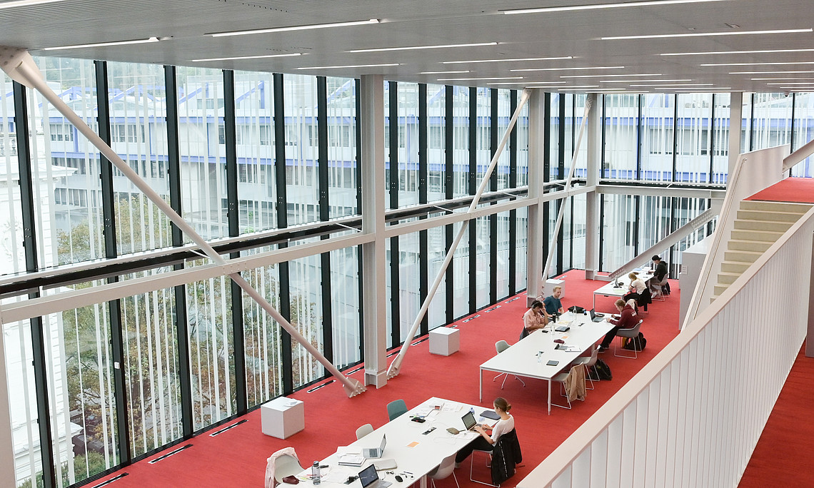 Ab Montag, den 28. September können Lern- und Leseplätze wie auch PC-Arbeitsplätze an der Hauptbibliothek und an den dezentralen Bereichen ausschließlich online gebucht werden. Die Ausleihe kann wie gewohnt genutzt werden. Foto: Uni Graz/Tzivanopoulos 