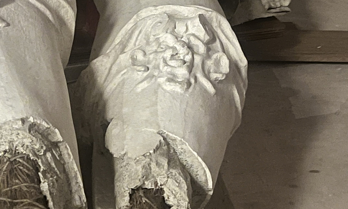 Beine einer Figur aus dem Teatro Farnese in Parma