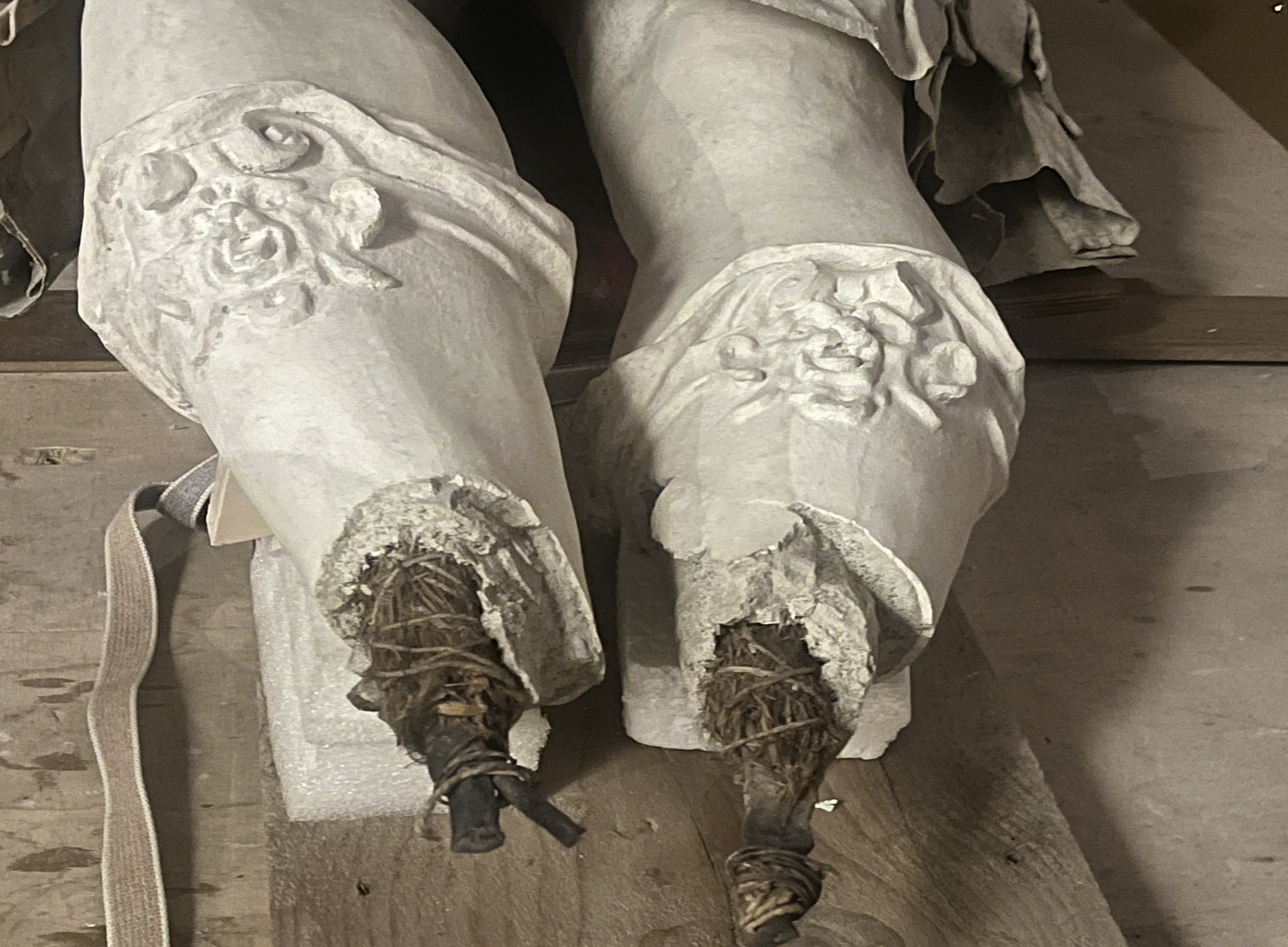 Beine einer Figur aus dem Teatro Farnese in Parma ©Clara Nicolay