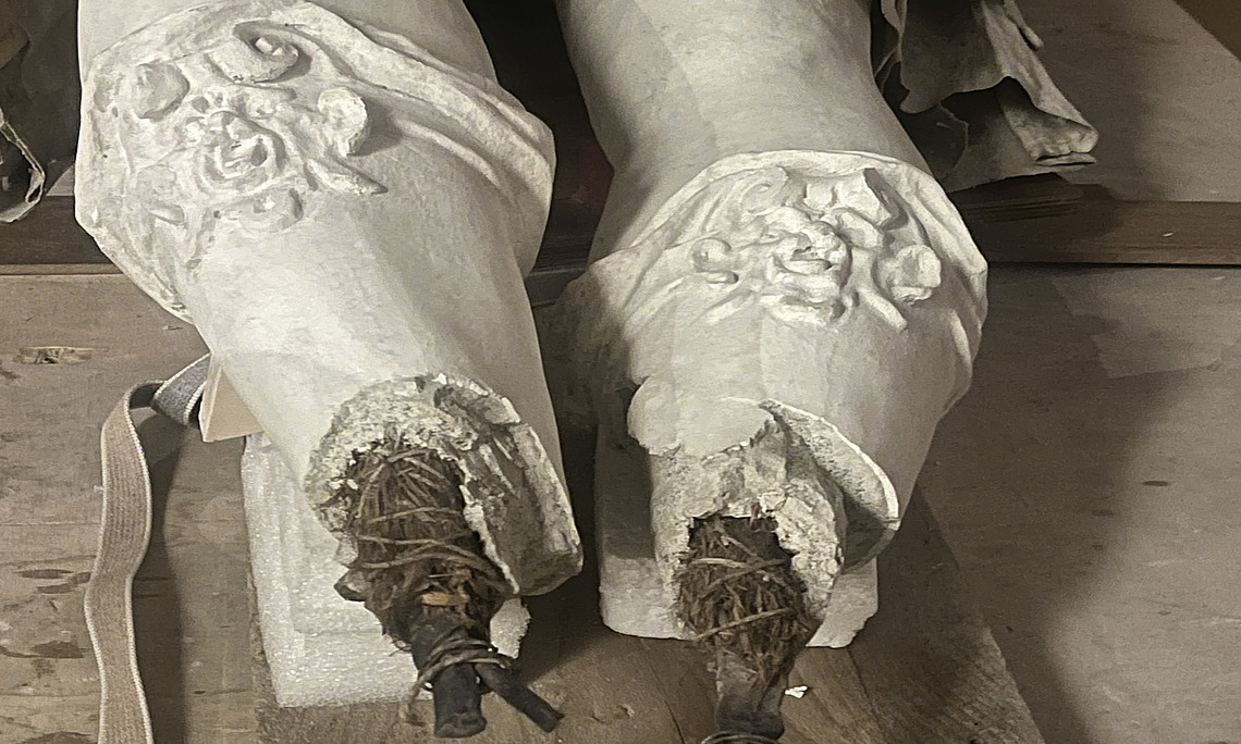 Beine einer Figur aus dem Teatro Farnese in Parma