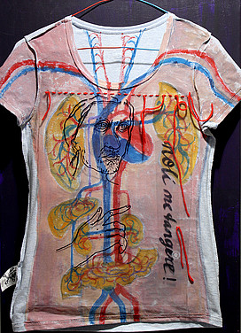 Anne Lückl: „noli me tangere!”, 2018 (Acryl/Lwd, T-Shirt, Folie, Wolle, Nagel, 70 x 50 cm)