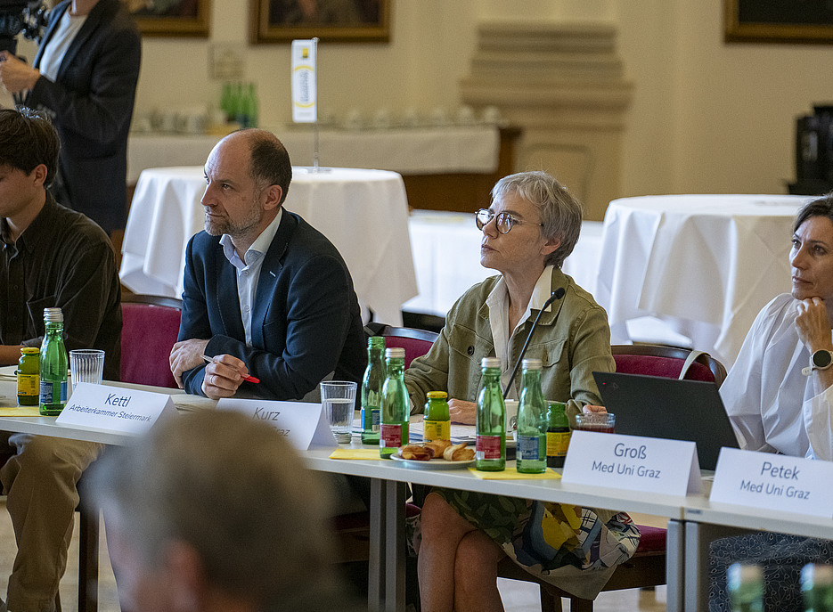 Menschen in einem großen Saal ©Uni Graz/Tzivanopoulos