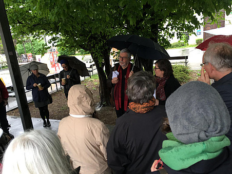 Menschen unter Regenschirmen ©Denkzeitraum