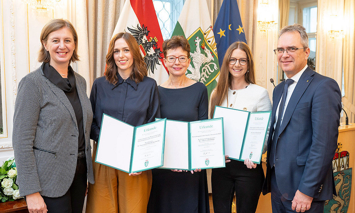 Preisverleihung in der Grazer Burg: Barbara Eibinger-Miedl, Ingeborg Zechner, Ellen Zechner, Vertreterin von Thomas Pölzler, Rektor Peter Riedler (v.l.)