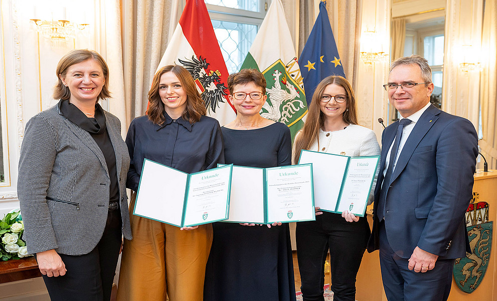 Preisverleihung in der Grazer Burg: Barbara Eibinger-Miedl, Ingeborg Zechner, Ellen Zechner, Vertreterin von Thomas Pölzler, Rektor Peter Riedler (v.l.)
