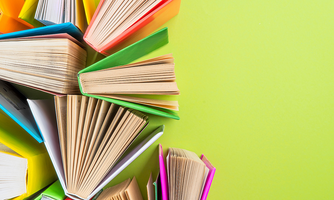 Bücher vor grünem Hintergrund