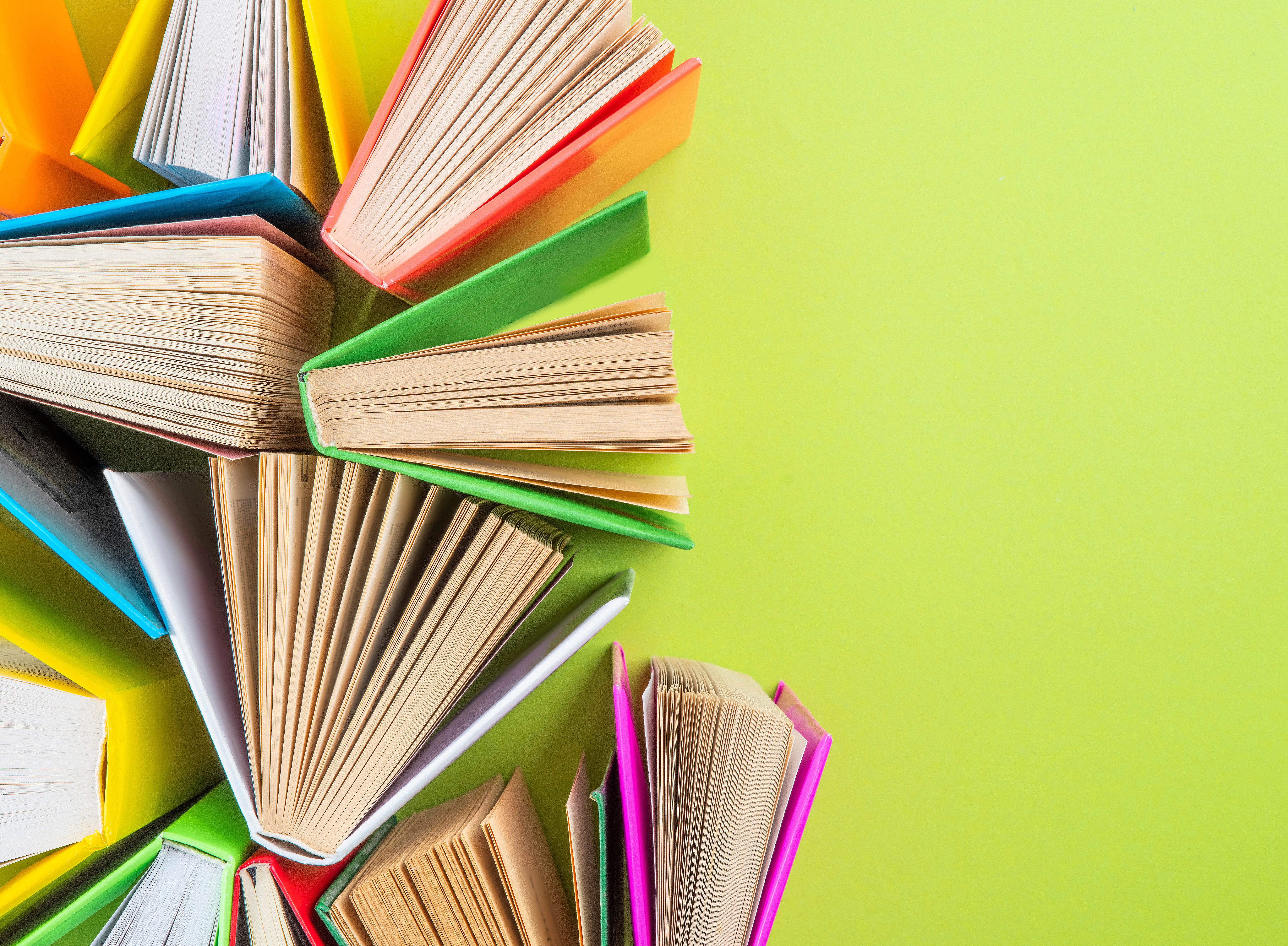 Bücher vor grünem Hintergrund ©TSViPhoto - stock.adobe.com