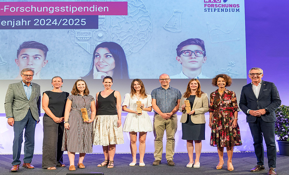 Gruppenfoto von der Verleihung der WKO-Stipendien 2025 an drei Studierende der Uni Graz