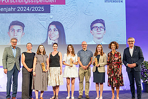WKO Scholarships 2025 awarded to three students at the University of Graz. - © Foto Fischer, Graz Group photo of the awarding of the WKO Scholarships 2025 to three students of the University of Graz