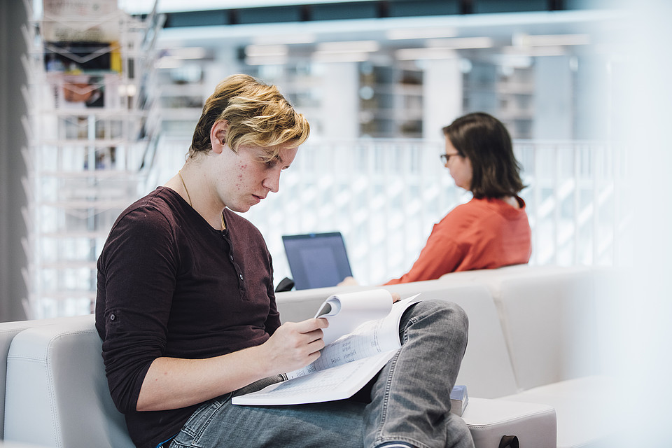 Zwei Studierende lernen im Lesebereich der Universitätsbibliothek