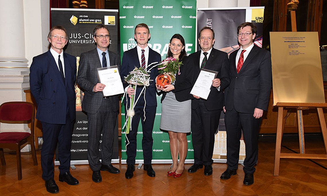 Die Top 2 Studierenden, Lukas Reiter (3. Platz) und Eva Schneider (2. Platz) mit Günther Löschnigg, Vorsitzender der Best of REWI-Kommission, Vizerektor Peter Riedler, GRAWE-Generaldirektor Othmar Ederer und REWI-Dekan Stefan Storr (v.l.). 