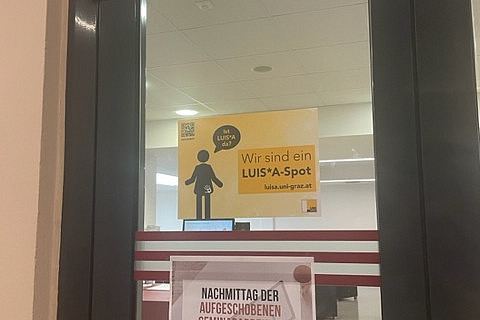 LUIS*A-Schild auf Glastür 