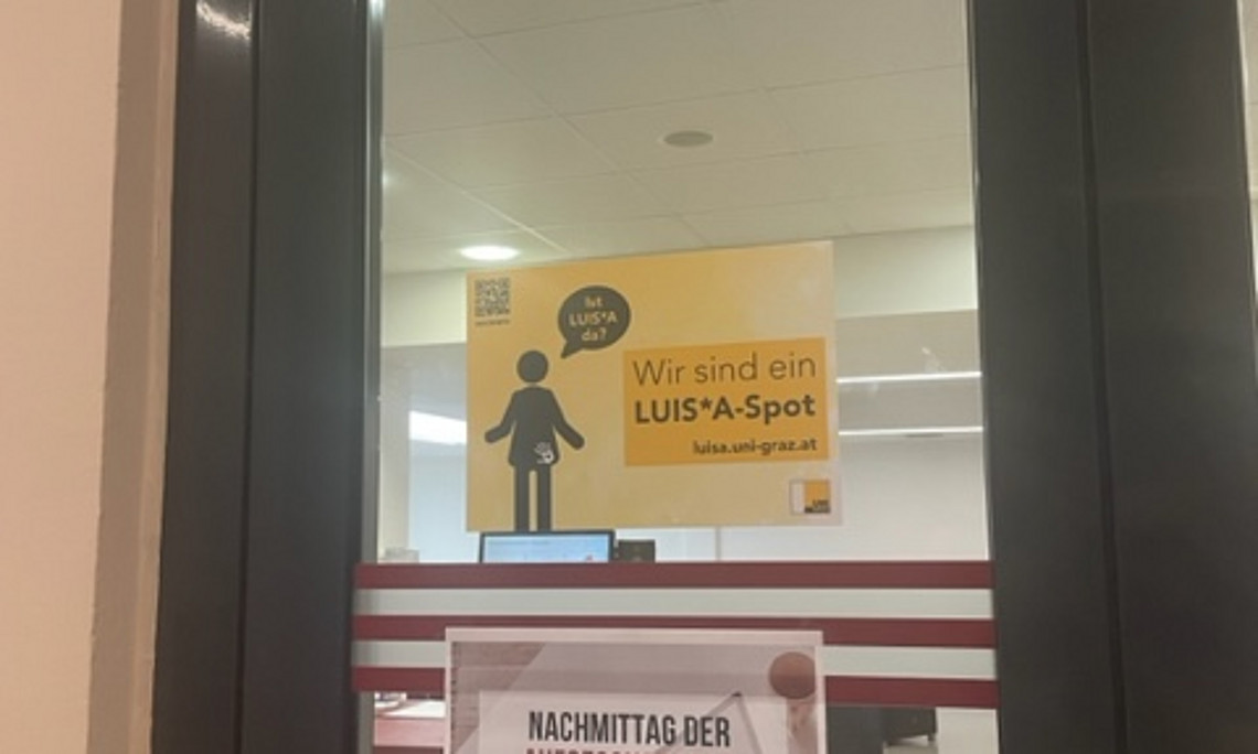 LUIS*A-Schild auf Glastür