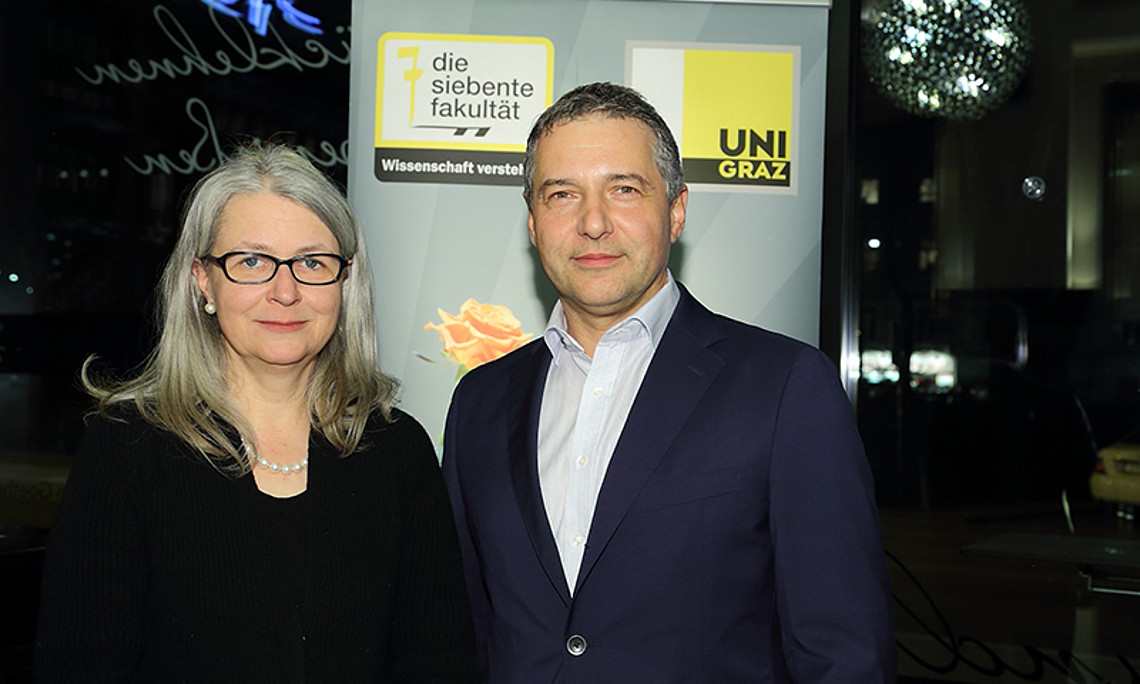 Politik Café-Gastgeber Markus Steppan mit Diskussionspartnerin Heidi Kastner Foto: Oliver Wolf