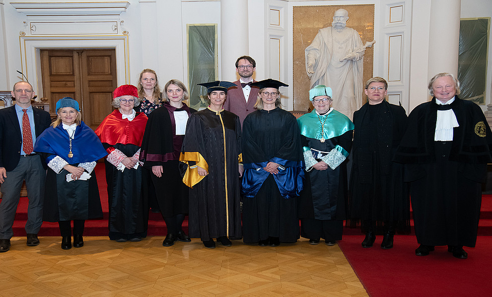 Gruppenfoto von Universitätsvertreter:innen in der Aula