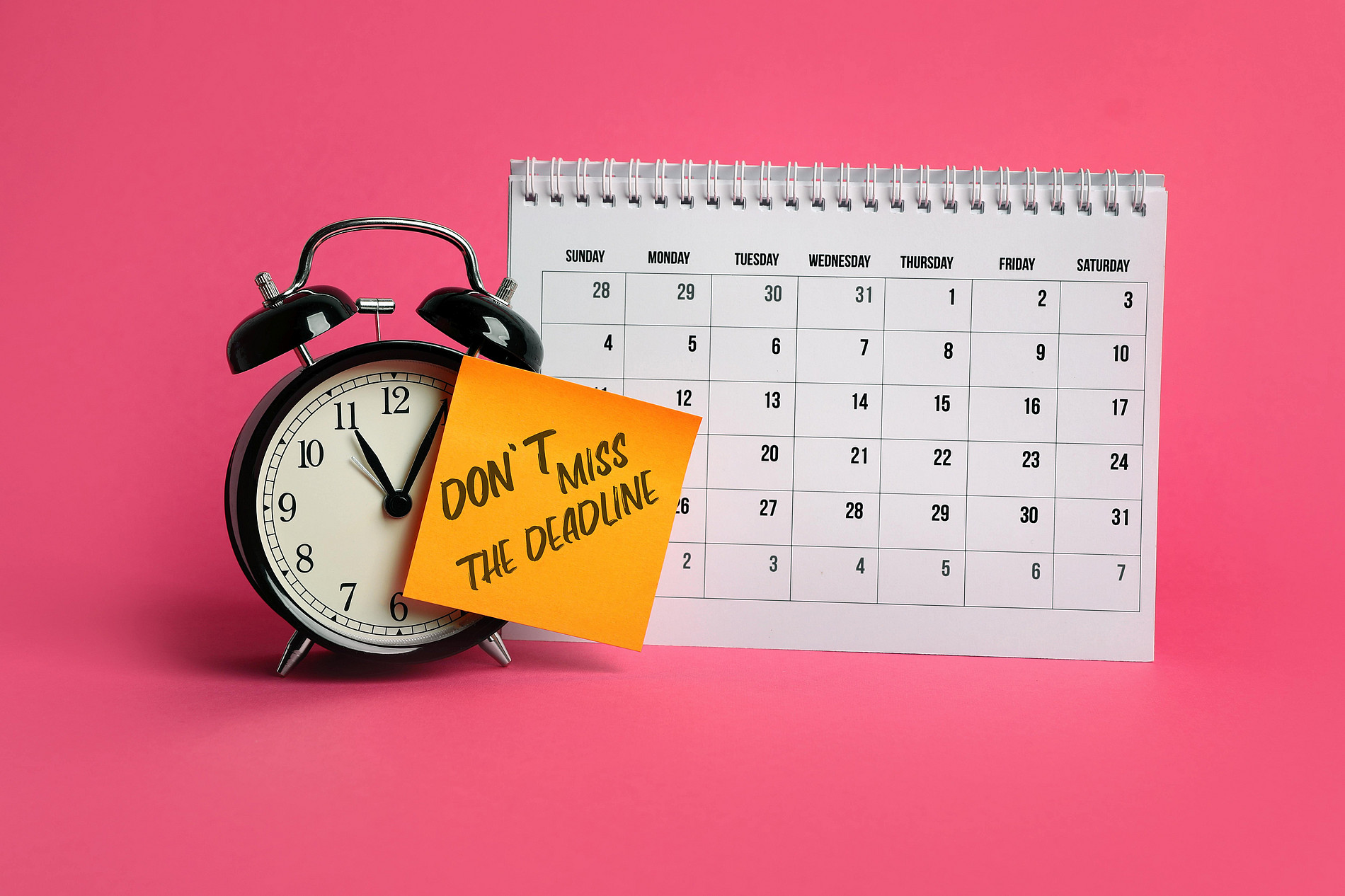 Termine der Lehrveranstaltungsanmeldung an der SOWI-Fakultät, Ein Wecker auf dem ein Post-it mit den Worten "Don't miss the deadline" klebt und rechts daneben ein Kalender steht vor einem pinken Hintergrund. ©New Africa - stock.adobe.com