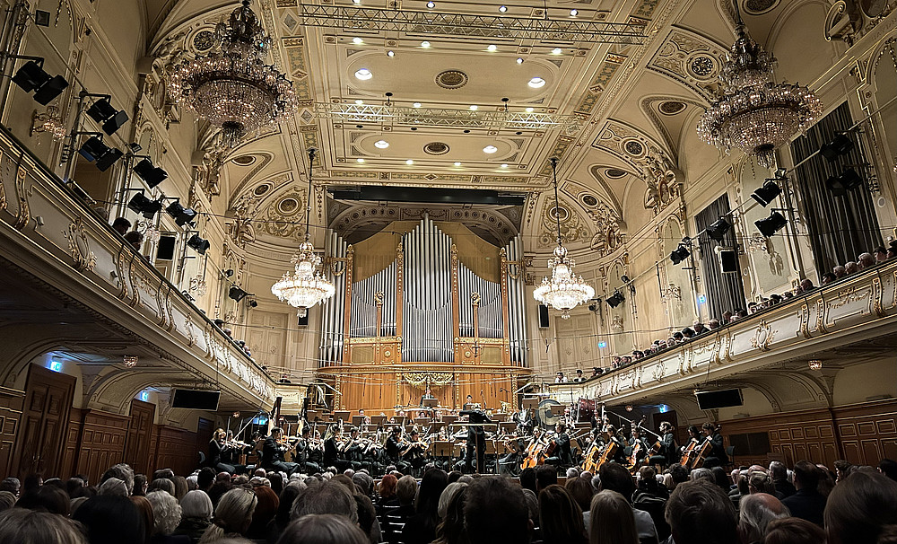 Orchester und Publikum in einem Konzertsaal 