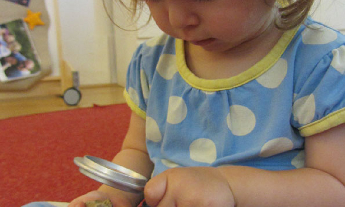 Kinder erforschen am liebsten ihre Umwelt - PädagogInnen sollen lernen, wie sie sie dabei am besten unterstützen können.