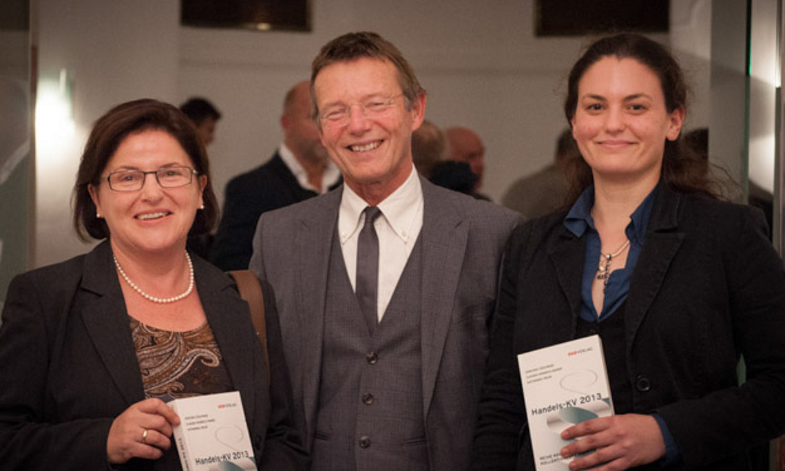 Günther Löschnigg mit Ko-Autorin Katharina Urleb (rechts) und Sektionschefin des Ministeriums für Arbeit, Soziales und Konsumentenschutz Anna Ritzberger-Moser Foto: ÖGB