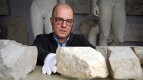 Stephan Karl with fragments of marble ©Uni Graz/wildundwunderbar