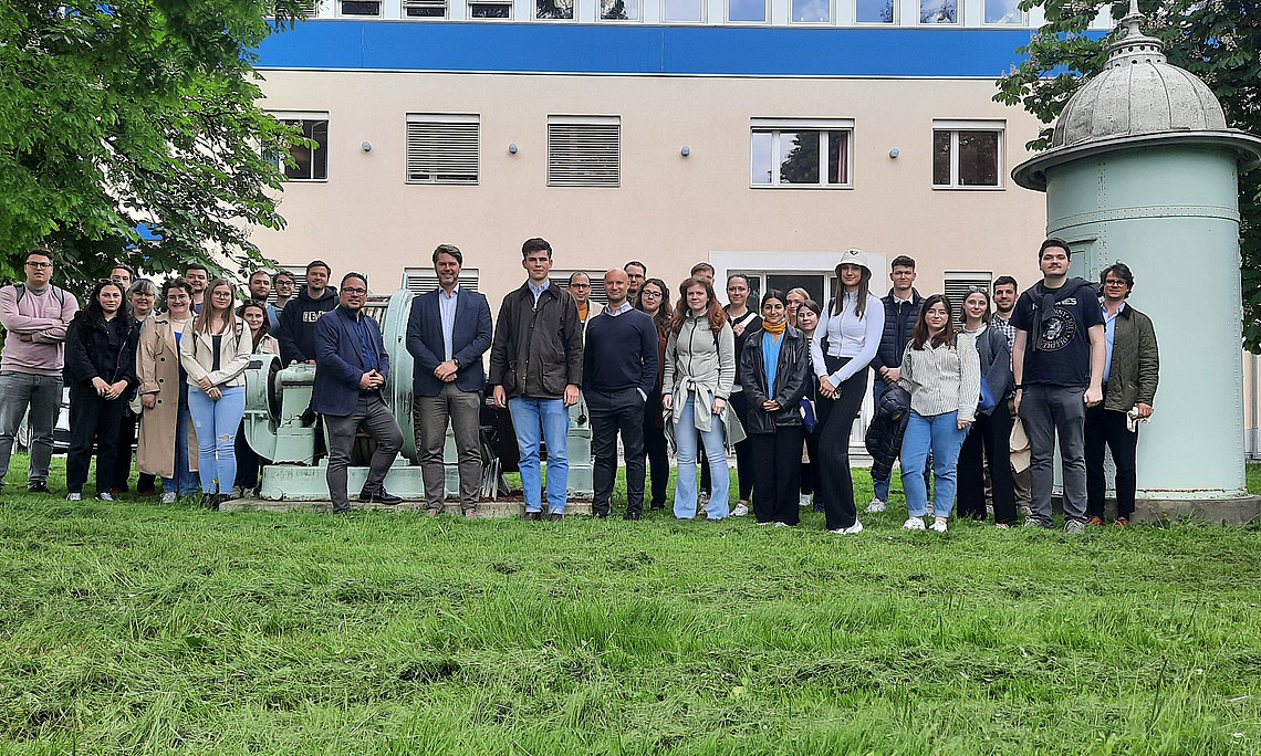 Gruppenfoto vor dem E-Werk Franz
