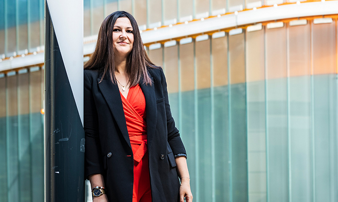 Nermina Malanovic entwickelt neuartige Wirkstoffe, die pathogene Mikroorganismen effektiv ausschalten. Als Geflüchtete kam sie im Alter von 15 Jahren nach Österreich - und machte hier Karriere in der Wissenschaft. Foto: Uni Graz/Tzivanopoulos. 