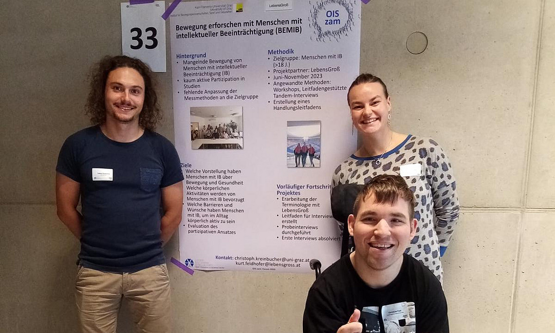 Bildunterschrift: Marlene Jobst und Tobias Perkounig (Uni Graz) gemeinsam mit Christian Fast (LebensGroß) beim OIS zam Forum 2023 in Linz. 