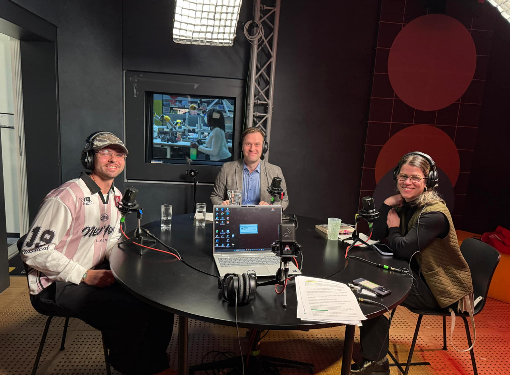 Friedensforscher Josef Mühlbauer von der Uni Graz im Radio FM4 des ORF (Bild: Estefany Dariana Hiraldo) 