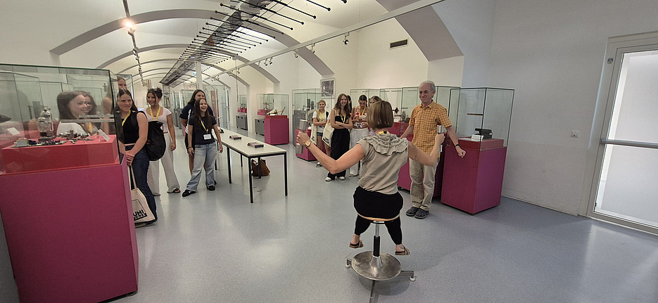 Schulklasse bei einem Experiment im Uni Graz Museum im Zuge der FUTURE EDUCATION DiLabs 2026 ©Majda Pasalic