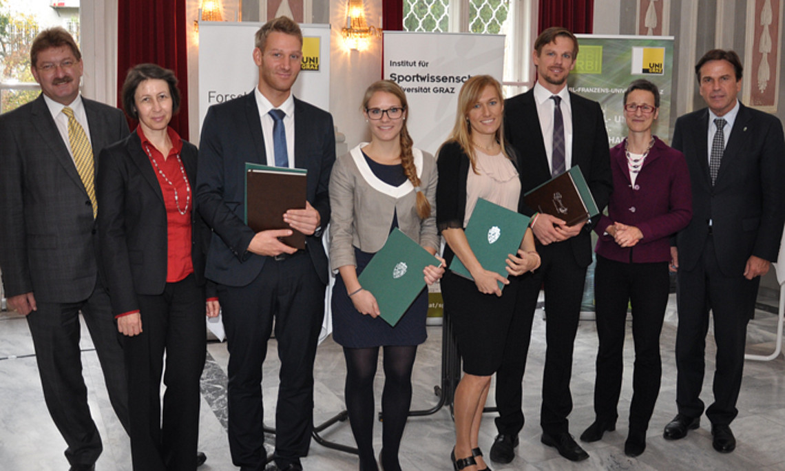 Landeshauptmann Franz Voves verlieh heute an der Karl-Franzens-Universität Graz erstmals den "Sportwissenschaftlichen Preis". Vizerektor Peter Scherrer, die Dekanin der URBI-Fakultät Barbara Gasteiger-Klicpera, die Ausgezeichneten Ivo Hanifl, Teresa Wie