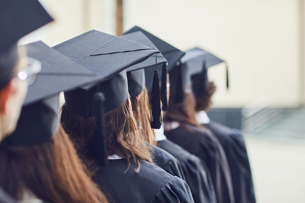 Rückenansicht von Studierenden bei der Zeugnisverleihung ©Studio Romantic - stock.adobe.com