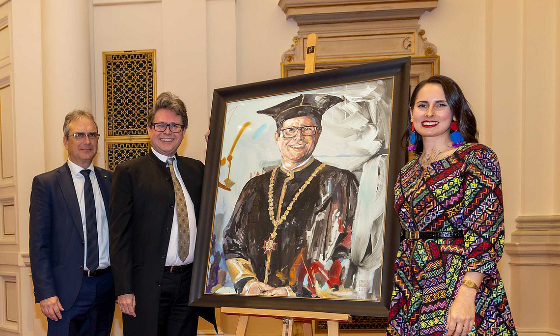 Rektor Peter Riedler (links), Minister Martin Polaschek und Künstlerin Carola Deutsch