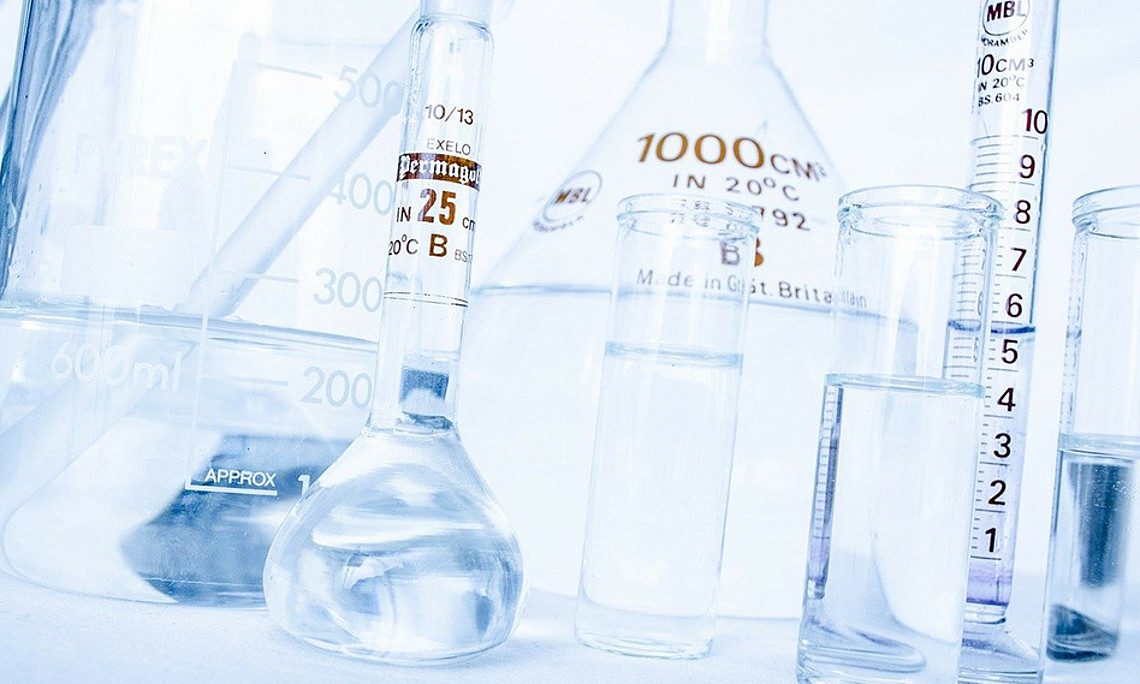 Desinfektionsmittel, Laborausrüstung und ausgebildetes Personal stellt die Universität Graz in der Corona-Krise zur Verfügung. Foto: Pixabay