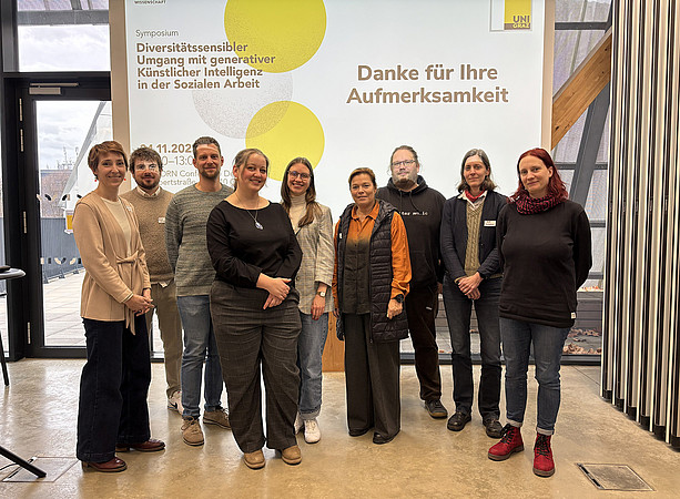 6 Frauen und 3 Männer stehen aufgereiht vor einer Leinwand ©Uni Graz/Schmieder