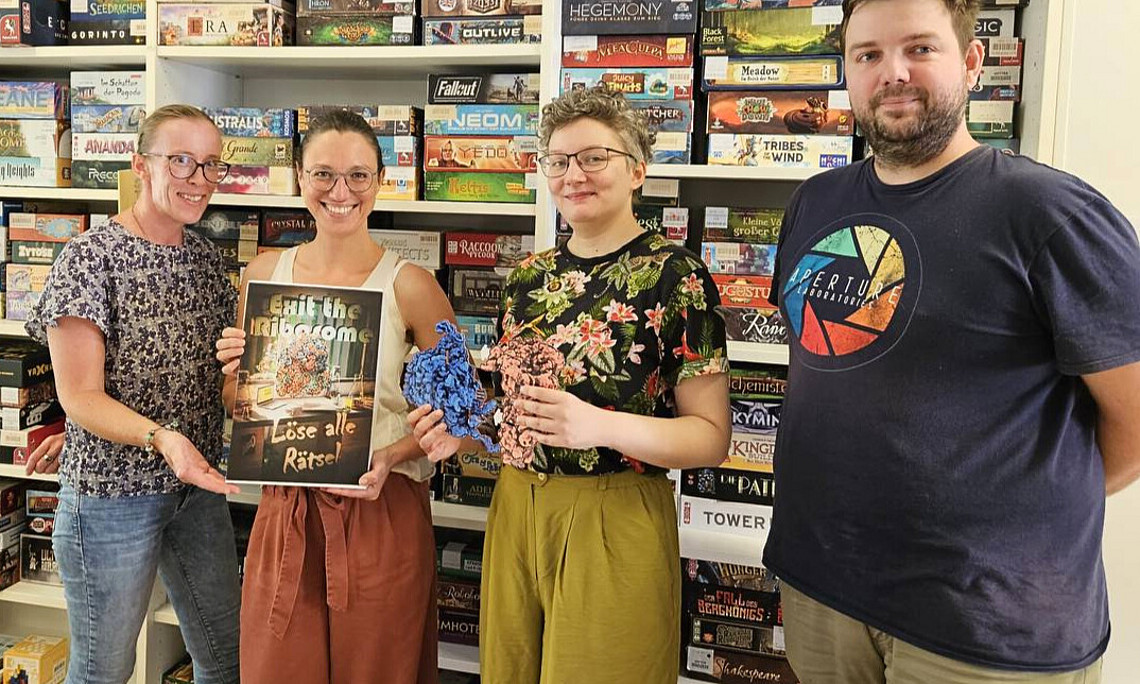 Heide Beranek-Knauer (Offenes Labor Graz), Ludovico-Geschäftsführerin Sarah Ulrych, Spielepädagogin Alexandra Thallinger und Lucas Eder (Offenes Labor Graz; v. l. n. r.) bei der Übergabe des Escape-Spiels
