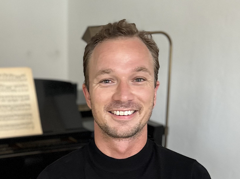 Mann und Klavier im Hintergrund ©Joep Janssens