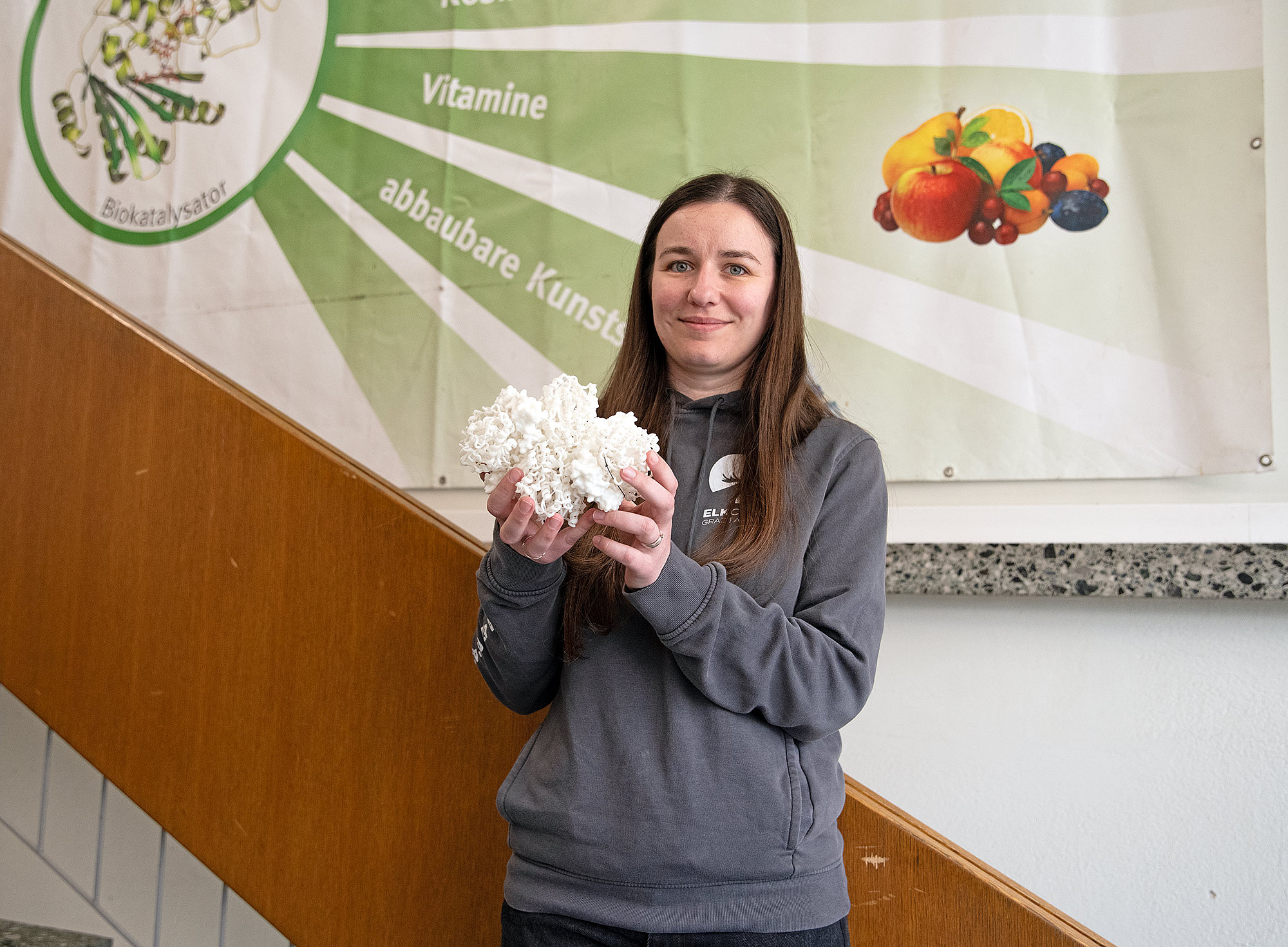 Lilla Gal hält das Modell des von ihr entdeckten Enzyms in der Hand 