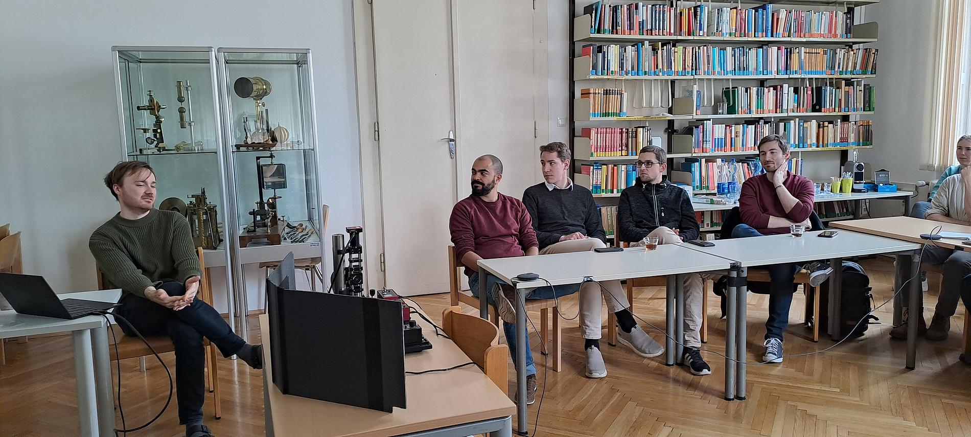 Mehrere Studierende an einem Tisch ©Uni Graz