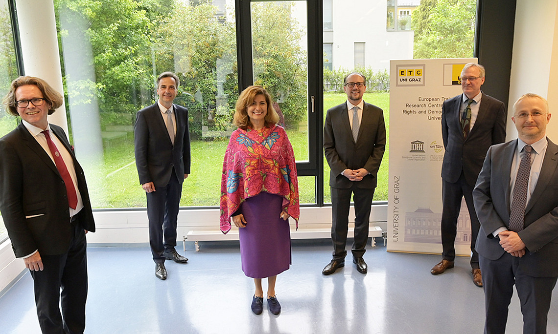 Rektor Martin Polaschek, Bürgermeister Siegfried Nagl, UNESCO-Vizedirektorin Gabriela Ramos, Minister Alexander Schallenberg, UNESCO-Zentrumsleiter Klaus Starl und UNESCO-Professor Gerd Oberleitner (v. l.) Fotos: Uni Graz/Schweiger 