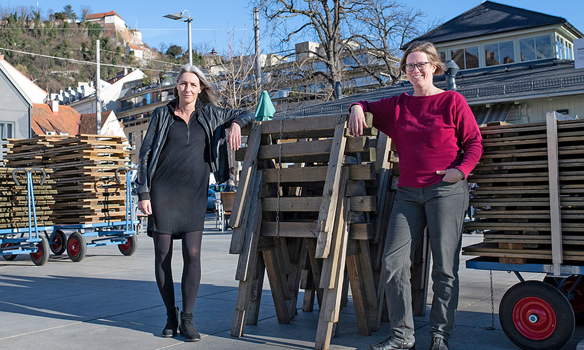 Annette Sprung and Brigitte Kukovetz analyse private commitment to the public. Photo: Uni Graz/Tzivanopoulos