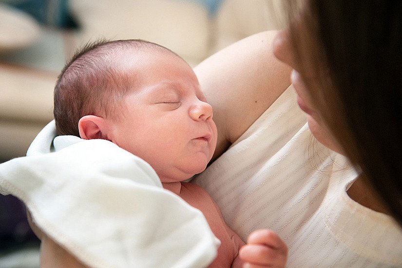 Neugeborenes im Arm der Mutter. Foto: pixabay
