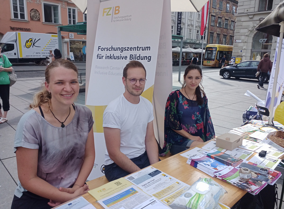 Foto: Infotisch bei der Woche der Inklusion durch den AB Inklusive Bildung und Heilpädagogische Psychologie und dem FZIB (v.l.n.r. Susanne Seifert, Dominik Pendl und Jessica Berger); Copyright FZIB/Uni Graz. 