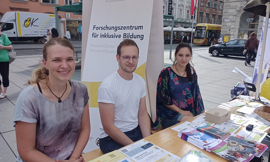Foto: Infotisch bei der Woche der Inklusion durch den AB Inklusive Bildung und Heilpädagogische Psychologie und dem FZIB (v.l.n.r. Susanne Seifert, Dominik Pendl und Jessica Berger); Copyright FZIB/Uni Graz.