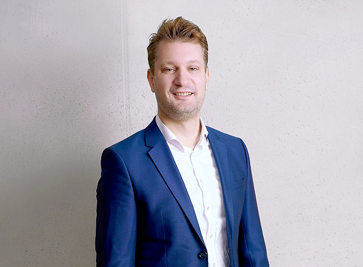 Georg Schneider, Brustbild, vor einer hellgrauen Wand ©Uni Graz/wildundwunderbar