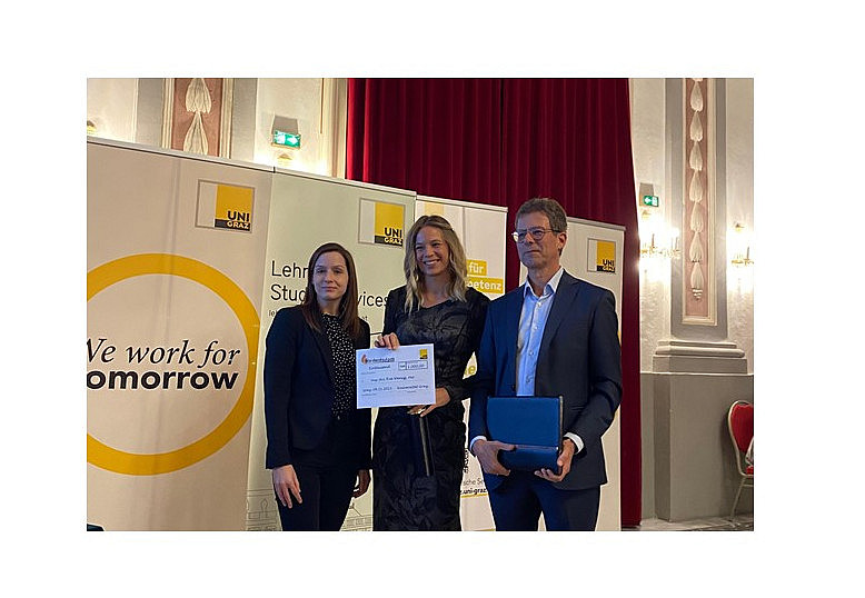 Eva Wenig (Mitte) wird mit dem Viktor-Obendrauf-Preis ausgezeichnet 